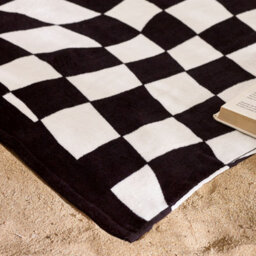 Catherine Lansfield Checkerboard Absorbent Beach Towel Black 76X160Cm - thumbnail 2