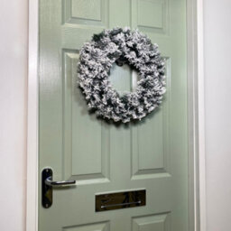 Samuel Alexander Premier Flocked Woodcote Pine Flocked Wreath 50Cm - thumbnail 4