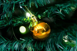 Shatchi 5Ft / 150Cm Pre-Lit Pop Up Christmas Tree With Leds And Gold Baubles - thumbnail 3