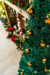 Shatchi 5Ft / 150Cm Pre-Lit Pop Up Christmas Tree With Leds And Gold Baubles - thumbnail 7