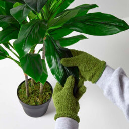 Homescapes Microfibre Dusting Gloves For Artificial Plants, Green - thumbnail 5