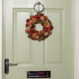 Samuel Alexander 30Cm Red Hanging Christmas Wreath With Red Berries And Pinecones - thumbnail 3