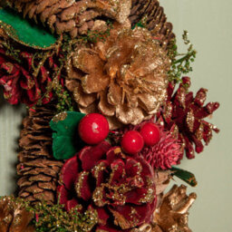 Samuel Alexander 30Cm Red Hanging Christmas Wreath With Red Berries And Pinecones - thumbnail 5