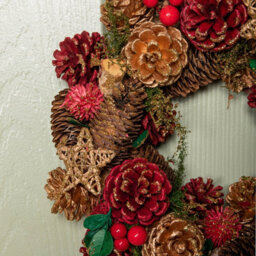 Samuel Alexander 30Cm Red Hanging Christmas Wreath With Red Berries And Pinecones - thumbnail 6