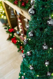 Shatchi 4Ft / 120Cm Pre-Lit Pop Up Christmas Tree With Leds And Silver Baubles - thumbnail 5