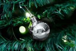 Shatchi 4Ft / 120Cm Pre-Lit Pop Up Christmas Tree With Leds And Silver Baubles - thumbnail 3