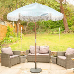 Harbour Housewares 1.4M Wooden Garden Parasol With Tassel Fringe Portable Free-Standing Umbrella With Carry Bag - Blue Stripe - Upf30+ - thumbnail 6