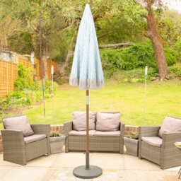 Harbour Housewares 1.4M Wooden Garden Parasol With Tassel Fringe Portable Free-Standing Umbrella With Carry Bag - Blue Stripe - Upf30+ - thumbnail 7