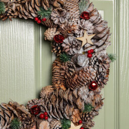 Samuel Alexander 50Cm Frosted Hanging Christmas Wreath With Red Jingle Bells & Wooden Stars - thumbnail 3