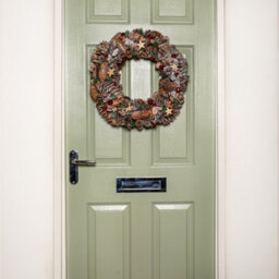 Samuel Alexander 50Cm Frosted Hanging Christmas Wreath With Red Jingle Bells & Wooden Stars - thumbnail 2