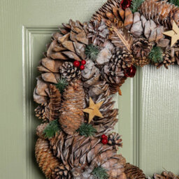 Samuel Alexander 50Cm Frosted Hanging Christmas Wreath With Red Jingle Bells & Wooden Stars - thumbnail 4