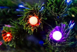 Shatchi 5Ft/150Cm Berries Balls Fibre Optic Christmas Tree Led Pre-Lit - thumbnail 4