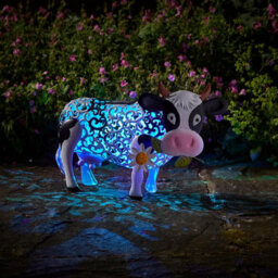 Solar Powered Silhouette Daisy Cow - Outdoor Garden Handmade Ornament With Scroll Effect Cut Out & Led Light - H26 X W38 X D24Cm - thumbnail 3