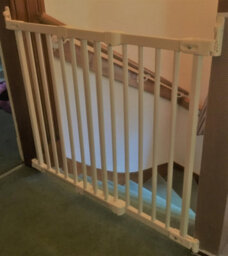 Safetots Diagonal Fit Baby Gate, 67Cm - 105.5Cm, White Wood, Multi Fit Stair Gate, Diagonal Fit Safety Gate - thumbnail 6