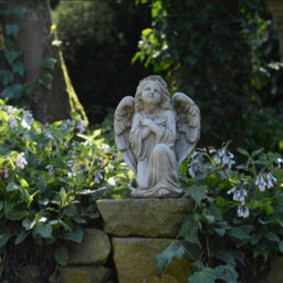 Spa Kneeling Angel Girl With Arms Crossed Small Cast Stone Statuary - thumbnail 3