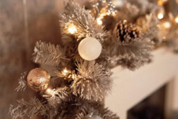 180Cm Christmas Garland Silver Effect Pre Lit Led Artificial Decor Pine Cone - thumbnail 3
