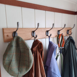 Oakcrafts - Handcrafted Solid Oak Coat Rack With Cast Iron Hooks And Oval Base Plate 750mm - 5 Hooks - thumbnail 2