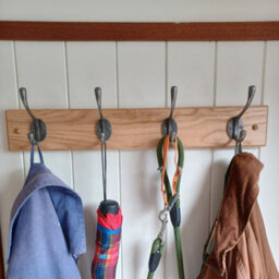 Oakcrafts - Handcrafted Solid Oak Coat Rack With Cast Iron Hooks And Oval Base Plate 750mm - 5 Hooks - thumbnail 5