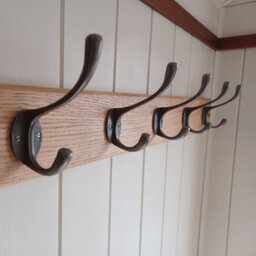 Oakcrafts - Handcrafted Solid Oak Coat Rack With Cast Iron Hooks And Oval Base Plate 750mm - 5 Hooks - thumbnail 3