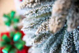 Shatchi Artificial Slim Christmas Pencil Tree Holiday Home Decorations With Pointed Tips And Metal Stand, Snow Flock,5Ft - thumbnail 7