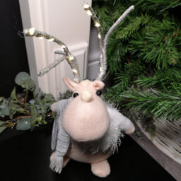 Samuel Alexander 52Cm Battery Operated Plush White Christmas Reindeer With Led Lit Antlers - thumbnail 1