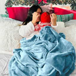 Ameha Fleece Plain Blanket, Lightweight & Reversible Throw For Travel, Bed & Sofa Blanket, Light Blue Super King 230X270Cm - thumbnail 4