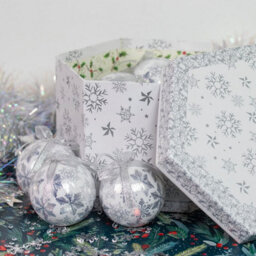 The Christmas Workshop 70899 Set Of 14 Silver & White Snowflake Christmas Baubles 