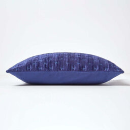 Homescapes Navy Blue Crushed Velvet Rectangular Cushion Cover, 30 X 50 Cm - thumbnail 2