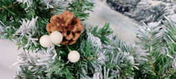 Premier Decorations Limited 2 X Artificial Christmas Garland Snow Tipped White Berry And Pine Cone Green Garland 2.7M - thumbnail 4
