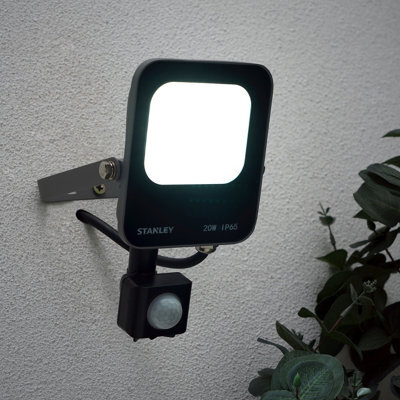 Stanley Ik10 Black Mains-Powered Cool Daylight Outdoor Led Pir Floodlight 2200Lm - image 1