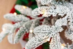 Shatchi 7Ft Christmas Tree Pre Lit Flocked Snow Covered Luxury Hinged Xmas Home Decore - thumbnail 6