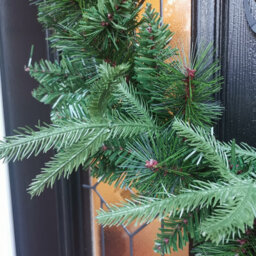Samuel Alexander 50Cm Hanging Artificial Green Norfolk Pine Christmas Wreath With Pe & Pvc Tips - thumbnail 5