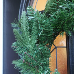 Samuel Alexander 50Cm Hanging Artificial Green Norfolk Pine Christmas Wreath With Pe & Pvc Tips - thumbnail 6