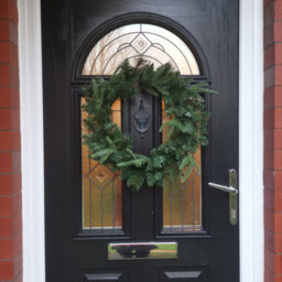Samuel Alexander 50Cm Hanging Artificial Green Norfolk Pine Christmas Wreath With Pe & Pvc Tips - thumbnail 2