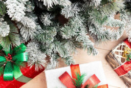 Shatchi 8Ft Pre-Lit Snowy Helsinki Fir Snow Covered Flocked Luxurious Artificial Green Christmas Tree - thumbnail 8
