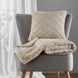 Catherine Lansfield Cosy Diamond Faux Fur Blanket Throw - thumbnail 3