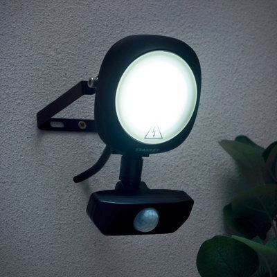 Stanley Black Mains-Powered Cool Daylight Outdoor Led Pir Floodlight 900Lm - image 1