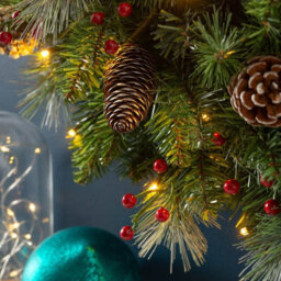 Werchristmas 60 Cm Pre-Lit Frosted Artificial Christmas Wreath With Pinecones And Red Berries, 40 Warm White Leds - thumbnail 3