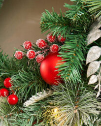 Werchristmas 60 Cm Pre-Lit Frosted Red And White Decorated Artificial Christmas Wreath, 20 Warm White Leds - thumbnail 5