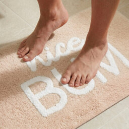Allure Bath Fashions Nice Bum Slogan Bath Mat Non Slip Fun Bathroom Rug (Beige/white) - thumbnail 3