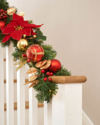 WeRChristmas 12Ft Pre Lit Natural Fir Christmas Garland Ideal For Mantels Staircases And Feature Walls - thumbnail 3