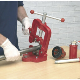 Heavy-Duty Bench Mounting Pipe Vice With Hinged Design For Pipes 10mm To 85mm - thumbnail 3