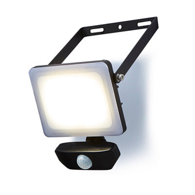 Stanley Ik10 Black Mains-Powered Cool Daylight Outdoor Led Pir Floodlight 3300Lm - image 1