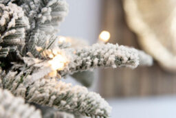 Shatchi 5Ft Pre Lit Flocked Christmas Snow Green Tips Hinged Branches Snowy Decorations Warm White Leds Lights - thumbnail 8