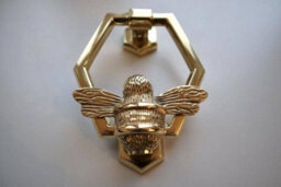 Brass bee Brass Bumblebee Door Knocker With Honeycomb Design - Brass Finish - thumbnail 8