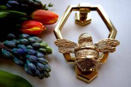 Brass bee Brass Bumblebee Door Knocker With Honeycomb Design - Brass Finish - thumbnail 7