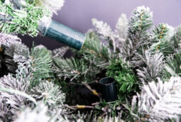 Shatchi 4Ft Green Helsinki Snow Covered Christmas Tree - thumbnail 7