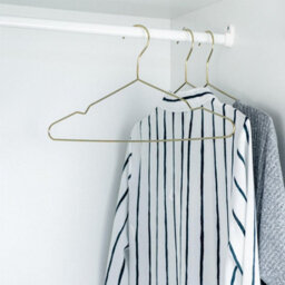 Harbour Housewares 10X Metal Coat Hangers - Gold Wire Clothes Hangers With Round Trouser Bar And Non Slip Shoulder Notches - thumbnail 5