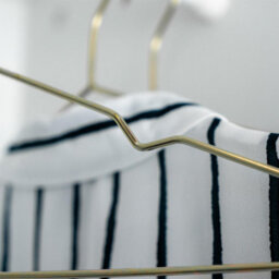 Harbour Housewares 10X Metal Coat Hangers - Gold Wire Clothes Hangers With Round Trouser Bar And Non Slip Shoulder Notches - thumbnail 6