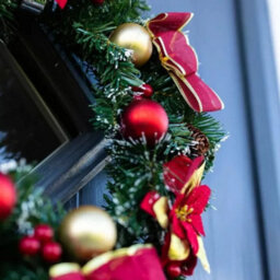 40Cm Artificial Wreath With Red Baubles And Poinsettia - thumbnail 6